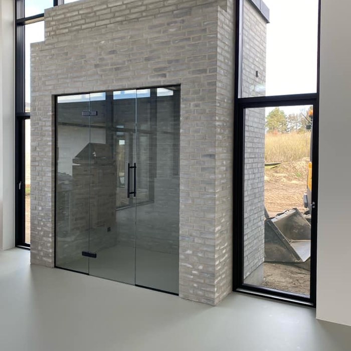 Glasvæg monteret ved indgang af bygning. Vi servicerer kunder i Aars, Aalborg og Randers. 